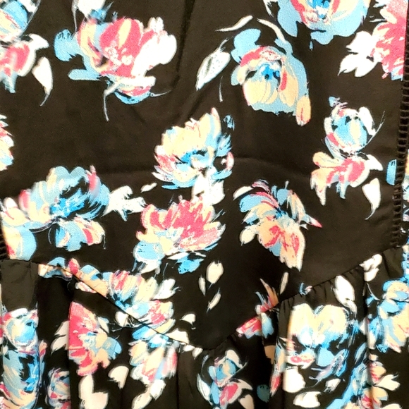 OLIVE & OAK SUMMER MINI DRESS. SIZE SMALL, BLACK WITH BLUE FLORAL PATTERN. - Picture 5 of 8